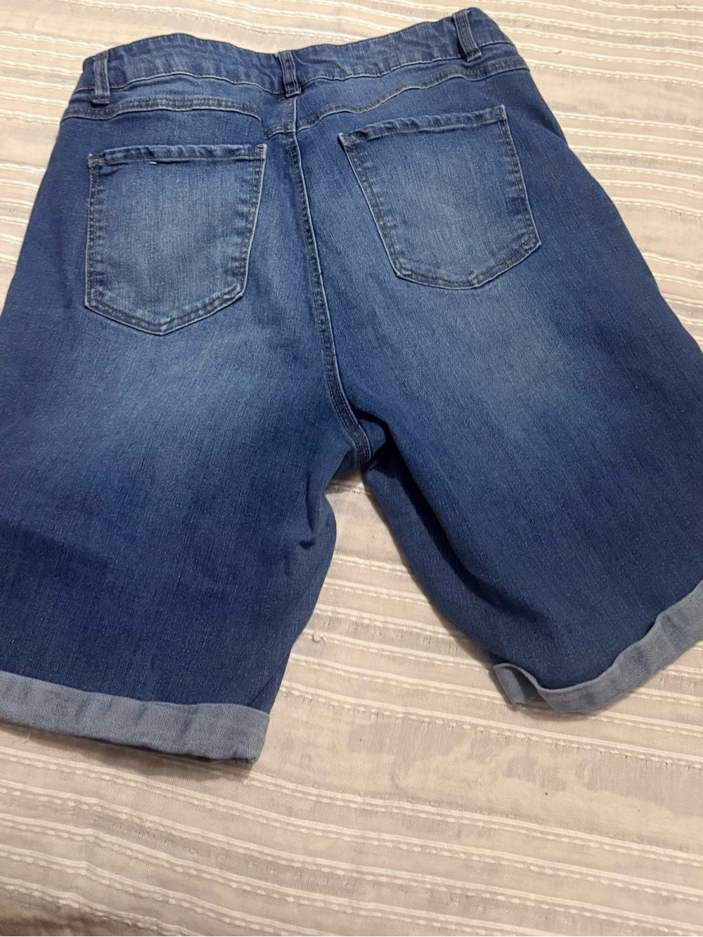 d. jeans Women's Medium Blue Denim Bermuda Shorts - Picture 2 of 3